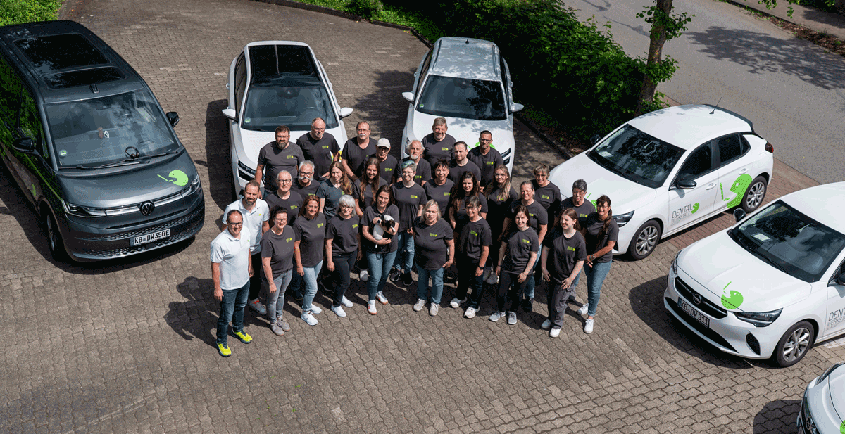Teambild mit Fahrzeugen 2026