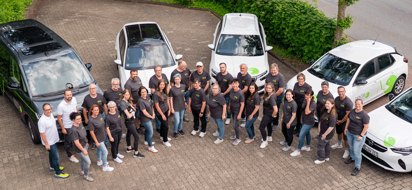 Teamfoto 3 inkl. Fahrzeugen