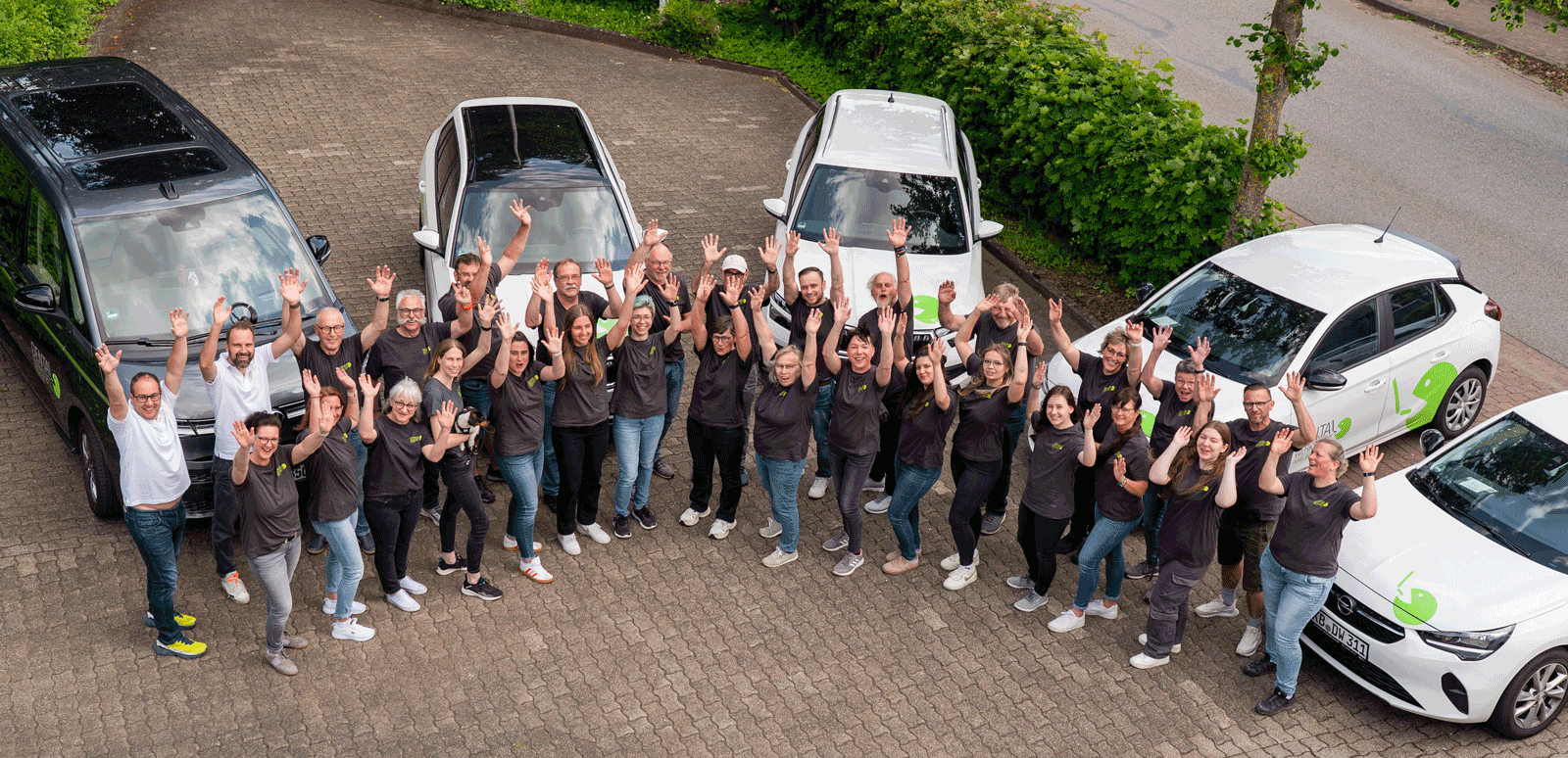 Teambild mit Fahrzeugen